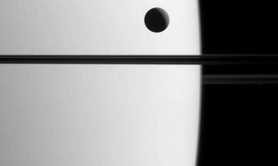 Фотография Диона луны Сатурна